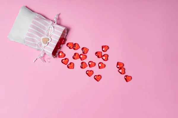 Selektivt Fokus Valentinsdagskort Glassrøde Hjerter Spredt Fra Nydelig Tøypose Utsikten – stockfoto