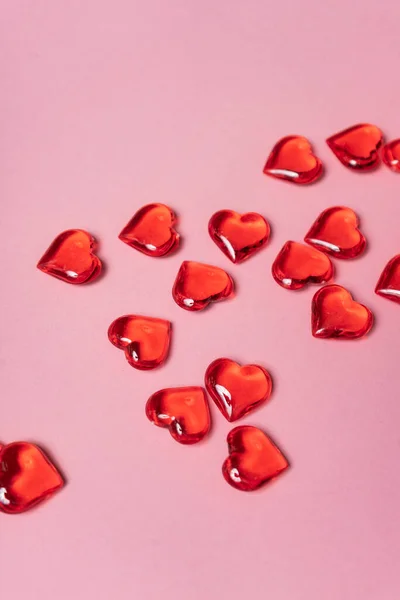 Вибірковий Фокус День Святого Валентина Скляні Червоні Серця Розкидані Рожевому — стокове фото