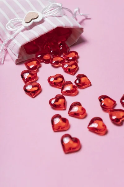 Επιλεκτική Εστίαση Κάρτα Του Αγίου Βαλεντίνου Γυάλινες Κόκκινες Καρδιές Διάσπαρτες — Φωτογραφία Αρχείου
