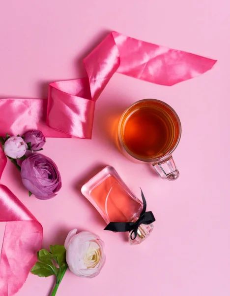 Вибіркове Фокусування Чорний Чай Цейлону Прозорому Кухлі Рожевому Тлі Рожевою — стокове фото