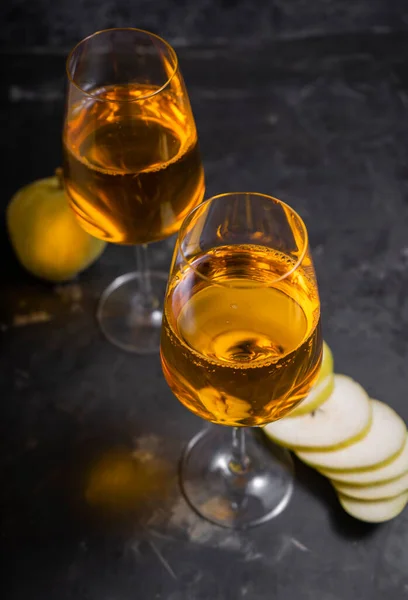 Κεχριμπαρένιο Πορτοκαλί Κρασί Από Λευκά Σταφύλια Ένα Ψηλό Ποτήρι Κρασιού — Φωτογραφία Αρχείου