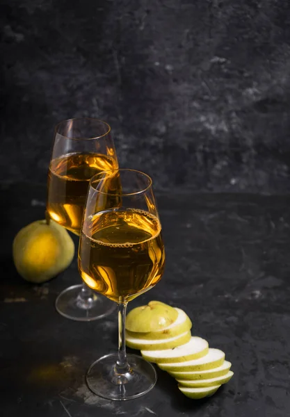 Borostyánsárga vagy narancssárga bor fehér szőlőből — Stock Fotó