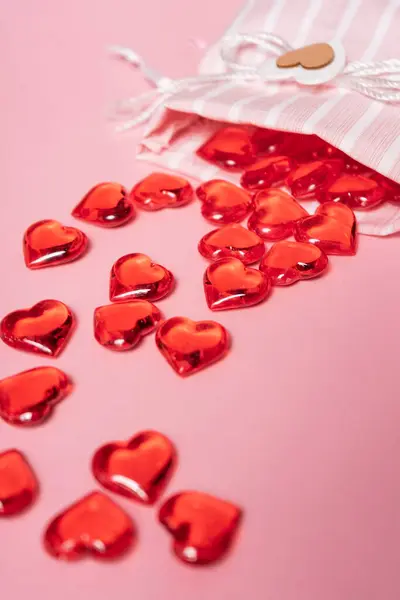 Вибірковий фокус. День Святого Валентина листівка. скляні червоні серця — стокове фото