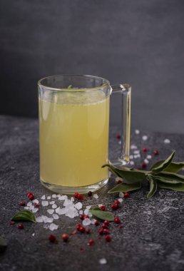 Seçici odaklanma. Ev yapımı sığır eti çorbası.