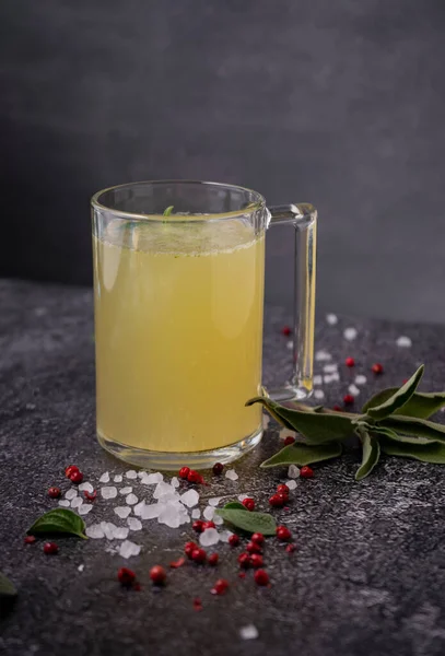 Seçici odaklanma. Ev yapımı sığır eti çorbası.