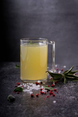 Seçici odaklanma. Ev yapımı sığır eti çorbası.