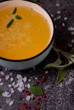 Seçici odaklanma. Derin bir çorba kasesinde ev yapımı sığır eti çorbası. Karanlık bir arka planda. Baharat-tuz ve biber eklenerek. Kemikler kolajen içerir, bu da vücuda amino asit sağlar.