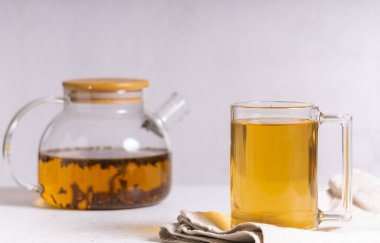 seçici odak: Sri Lanka siyah çayı şeffaf bir fincanda, açık arkaplanda. çoklu uzay. Yatay konum. asgari biçim