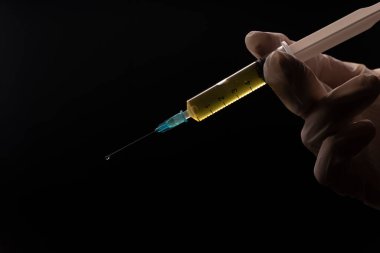 Seçici odaklanma. Aşıyla birlikte tek kullanımlık bir şırınga, virüsten bir serum. Covid-19 ve mevsimsel hastalıklar için antiviral ilaç. 