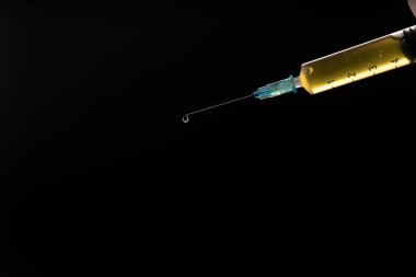 Seçici odaklanma. Aşıyla birlikte tek kullanımlık bir şırınga, virüsten bir serum. Covid-19 ve mevsimsel hastalıklar için antiviral ilaç. 