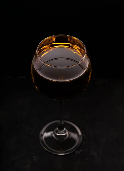 Kehribar Beyaz Üzümden Yapılmış Portakal Şarabı Büyük Bir Şarap Bardağında — Stok fotoğraf