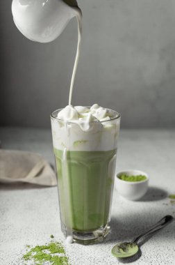 Berrak bardakta kibrit çayı yaptım. Japon yeşil çay tozundan yapılmış lezzetli bir içecek. dikey konum