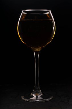 Kehribar ya da beyaz üzümden yapılmış portakal şarabı. Büyük bir şarap bardağında. Eski teknolojiye göre Gürcistan ulusal şarabı. gösterişsiz bir tuşta