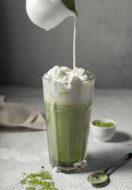 Berrak bardakta kibrit çayı yaptım. Japon yeşil çay tozundan yapılmış lezzetli bir içecek. dikey konum