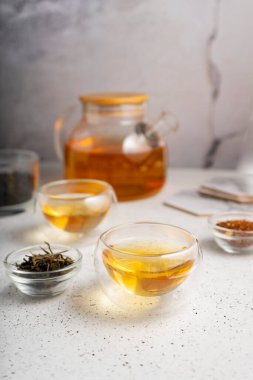 Düz çay. Işıl ışıl arka planda termos bardaklarına siyah çay dök. Farklı türde çay ile çay seremonisi.