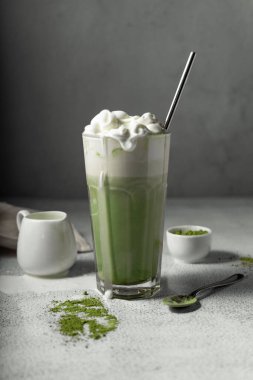 Berrak bardakta kibrit çayı yaptım. Japon yeşil çay tozundan yapılmış lezzetli bir içecek. dikey konum