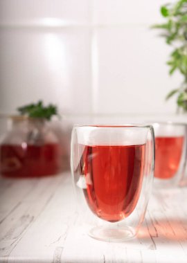 Amfibik çayı, gül çayı töreni. Taze demlenmiş meyve çayı, hafif karamsar. Işıl ışıl iç