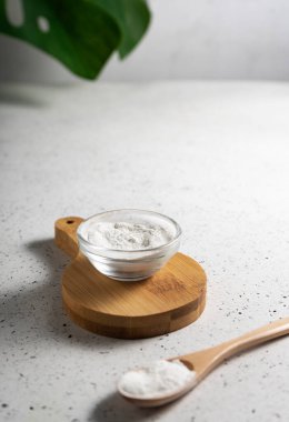 Seçici odaklanma. Cam bir kapta kolajen tozu. Hafif arkaplan. çoklu uzay. Fazladan protein alımı. Cilt, kemik, eklem ve bağırsaklar için doğal güzellik ve sağlık desteği