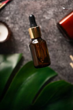 Seçici odaklanma. Cam bir kapta kolajen yağı. Havalanma. Fazladan protein alımı. Cilt, kemik, eklem ve bağırsaklar için doğal güzellik ve sağlık desteği