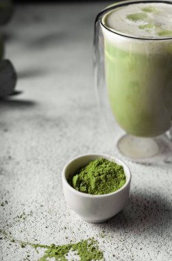 Berrak bardakta kibrit çayı yaptım. Japon yeşil çay tozundan yapılmış lezzetli bir içecek. dikey konum