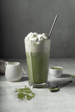 Berrak bardakta kibrit çayı.