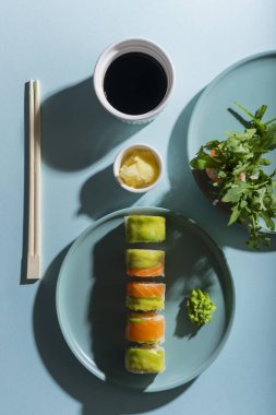 Avokado ve somonlu Japon suşisi.