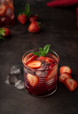 Bar dergisi konsepti. Kokteyl, buzlu içecek ve taze çilek. Nane yapraklarıyla. gösterişsiz, karanlık ruh hali