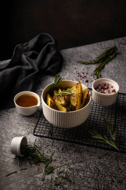 Fırında pişmiş, kırsal patatesler, dilimler halinde kesilmiş.