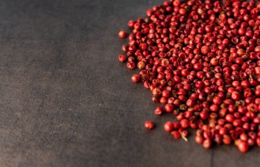 Seçici odaklanma. Yemek geçmişi. Kırmızı bezelye. Yemekler için doğal baharat. Üst manzara, derin gölgeler. Doku. makro, kopyalanmış boşluk