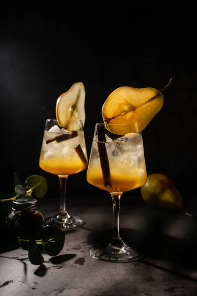 Foco Seletivo Conceito Revista Bar Cocktail Refrescante Com Pêra Xarope — Fotografia de Stock