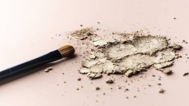 Kırık göz farları pürüzsüz pembe yüzeye saçılmış. Doku arka planı, kozmetik ürünlerinin yapısını tanıtmak. makro, kopyalanmış boşluk