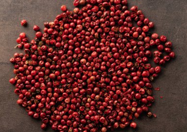 Seçici odaklanma. Yemek geçmişi. Kırmızı bezelye. Yemekler için doğal baharat. Üst manzara, derin gölgeler. Doku. makro, kopyalanmış boşluk