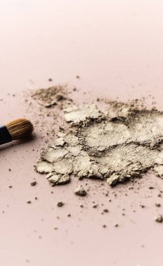 Kırık göz farları pürüzsüz pembe yüzeye saçılmış. Doku arka planı, kozmetik ürünlerinin yapısını tanıtmak. makro, kopyalanmış boşluk