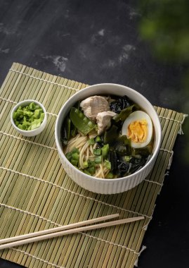 Seçici odaklanma. Asya ramen çorbası.