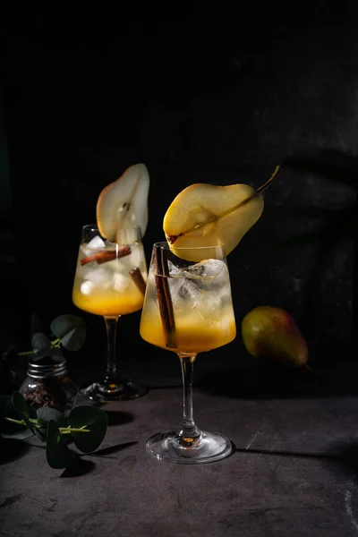 Erfrischender Cocktail mit Birne und Sirup — Stockfoto
