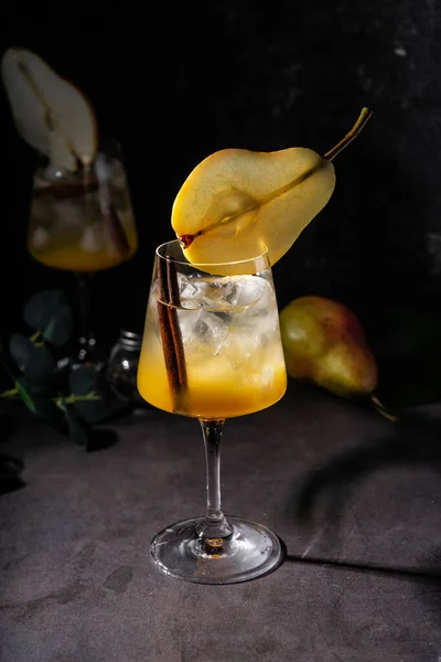 Erfrischender Cocktail mit Birne und Sirup — Stockfoto
