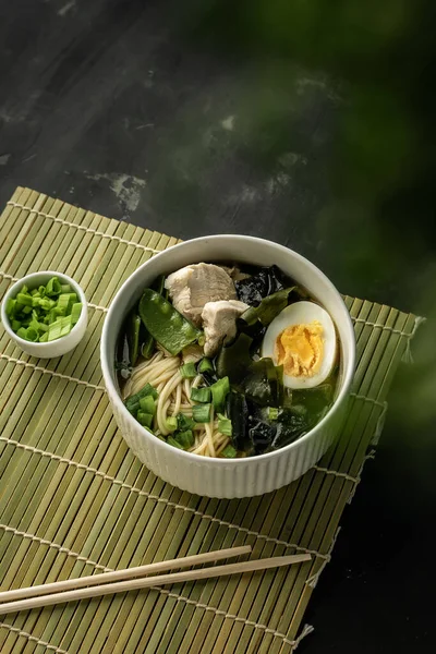 Seçici odaklanma. Asya ramen çorbası.