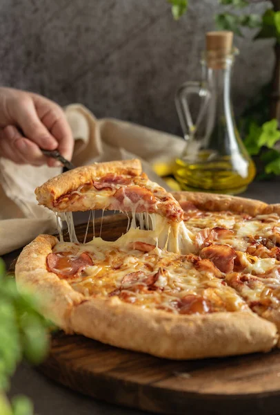 Seçici odaklanma. Peynirli ve biberli sıcak pizza.