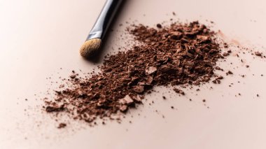 Kırık göz farları pürüzsüz pembe yüzeye saçılmış. Doku arka planı, kozmetik ürünlerinin yapısını tanıtmak. makro, kopyalanmış boşluk