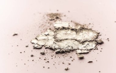Kırık göz farları pürüzsüz pembe yüzeye saçılmış. Doku arka planı, kozmetik ürünlerinin yapısını tanıtmak. makro, kopyalanmış boşluk