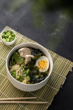 Seçici odaklanma. Asya ramen çorbası.