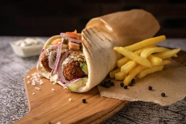 Seçici odaklanma. Doner kebabı, çukurda bir shawarma