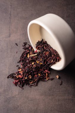 Seçici odak, kilden bir kasedeki doğal siyah yaprak çayı.