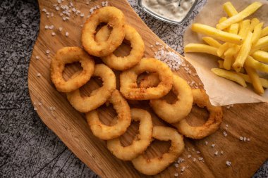 Seçici odaklanma. Kızarmış soğan halkaları