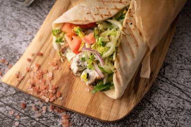 Seçici odaklanma. Doner kebabı, çukurda bir shawarma