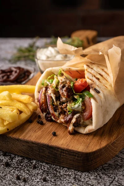 Seçici odaklanma. Doner kebabı, çukurda bir shawarma