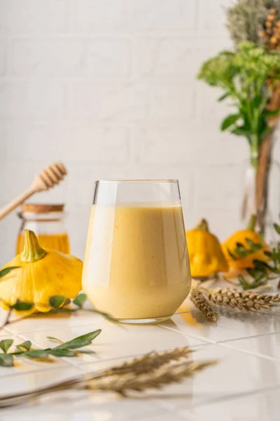 Seçici odaklanma. Sarı balkabağından yapılmış doğal bir smoothie.