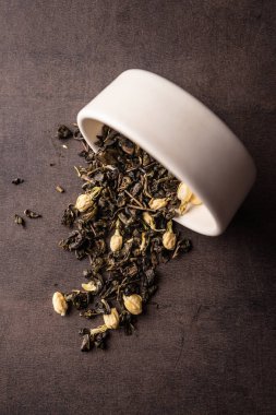 Seçici odak, kilden bir kasedeki doğal siyah yaprak çayı.