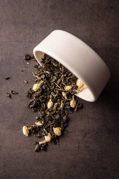 Seçici odak, kilden bir kasedeki doğal siyah yaprak çayı.