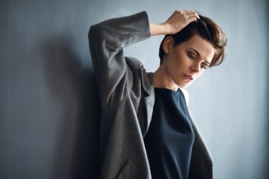 Genç karışık kadın portresi